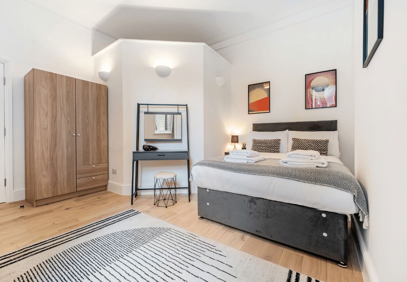 Apartment in London - Royal Oak I - 2 Bedrooms + Balcony + Sofa Bed