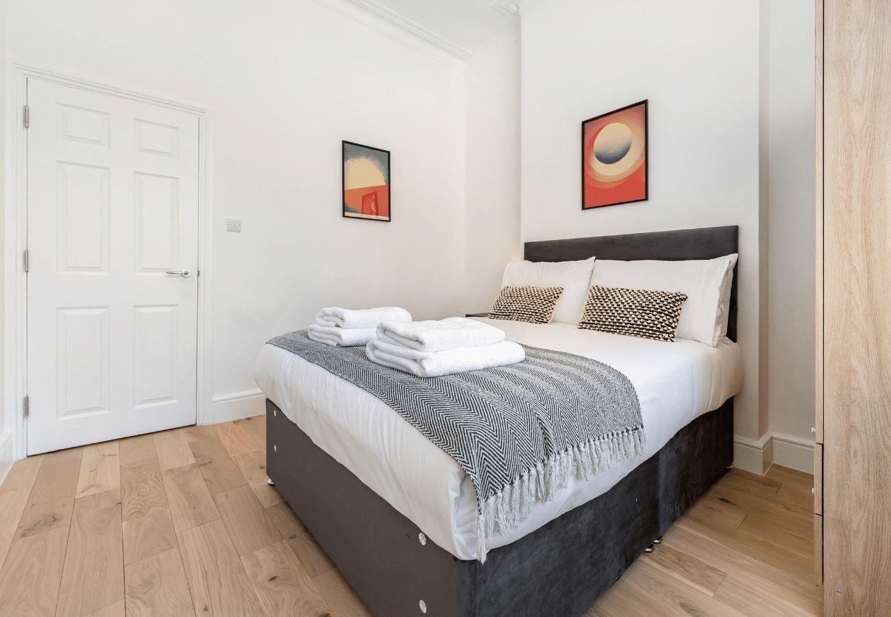 Apartment in London - Royal Oak I - 2 Bedrooms + Balcony + Sofa Bed