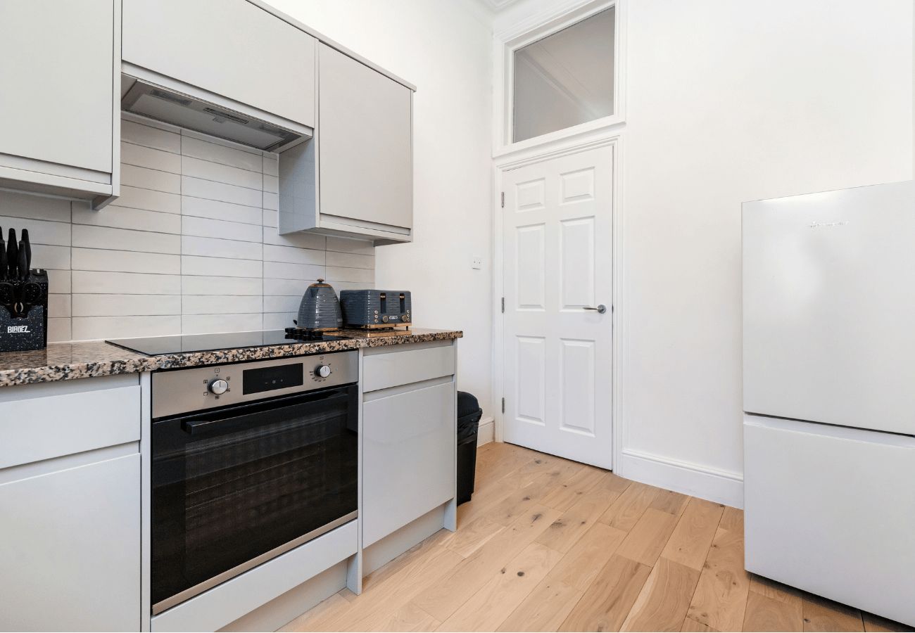 Apartment in London - Royal Oak I - 2 Bedrooms + Balcony + Sofa Bed