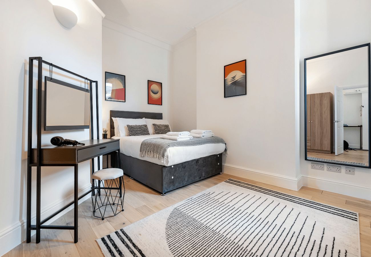 Apartment in London - Royal Oak I - 2 Bedrooms + Balcony + Sofa Bed