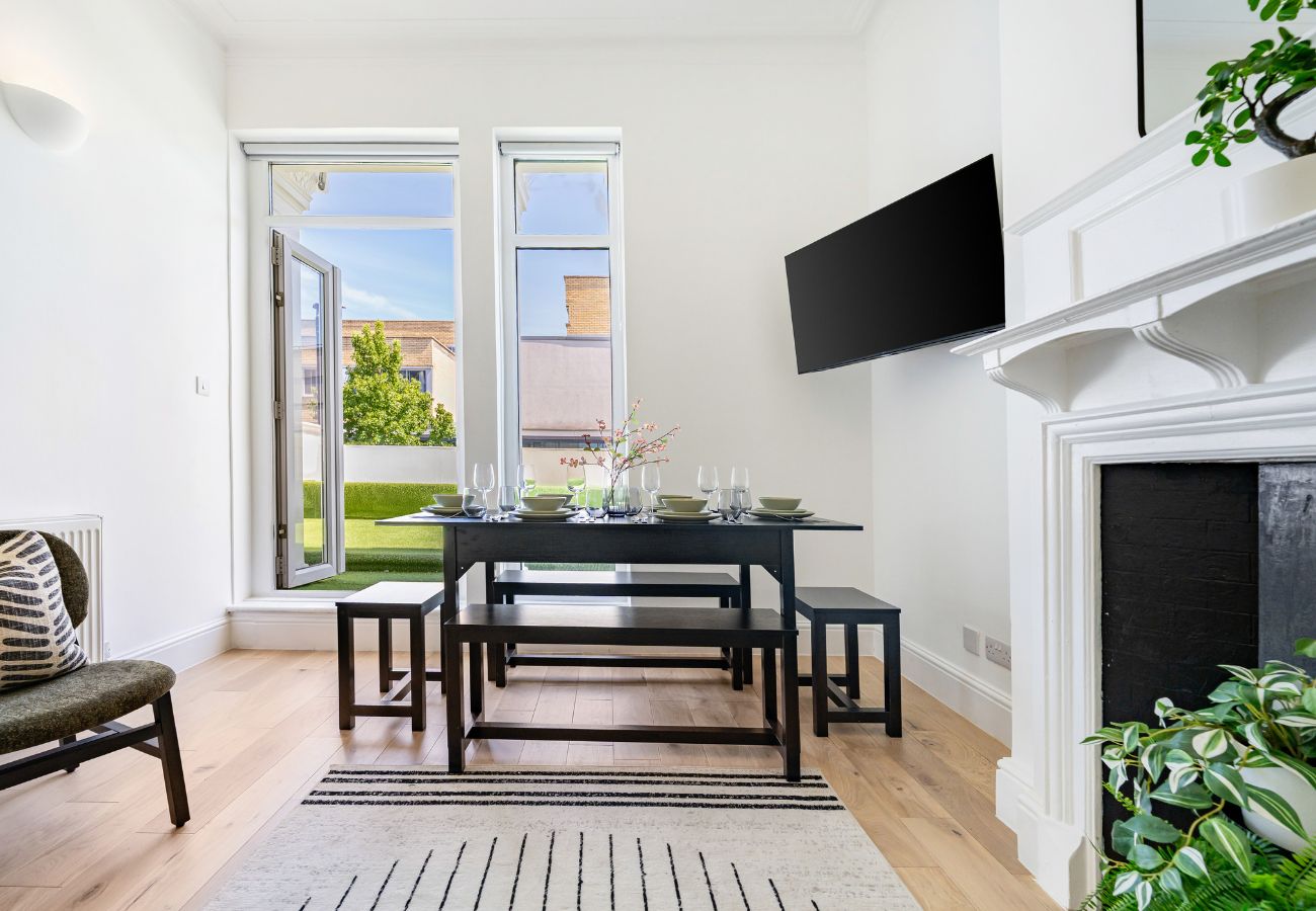Apartment in London - Royal Oak I - 2 Bedrooms + Balcony + Sofa Bed