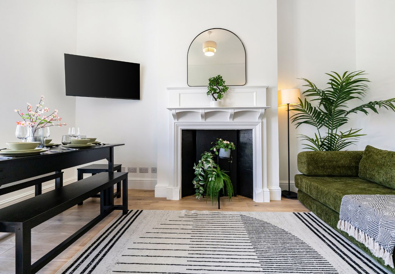 Apartment in London - Royal Oak I - 2 Bedrooms + Balcony + Sofa Bed